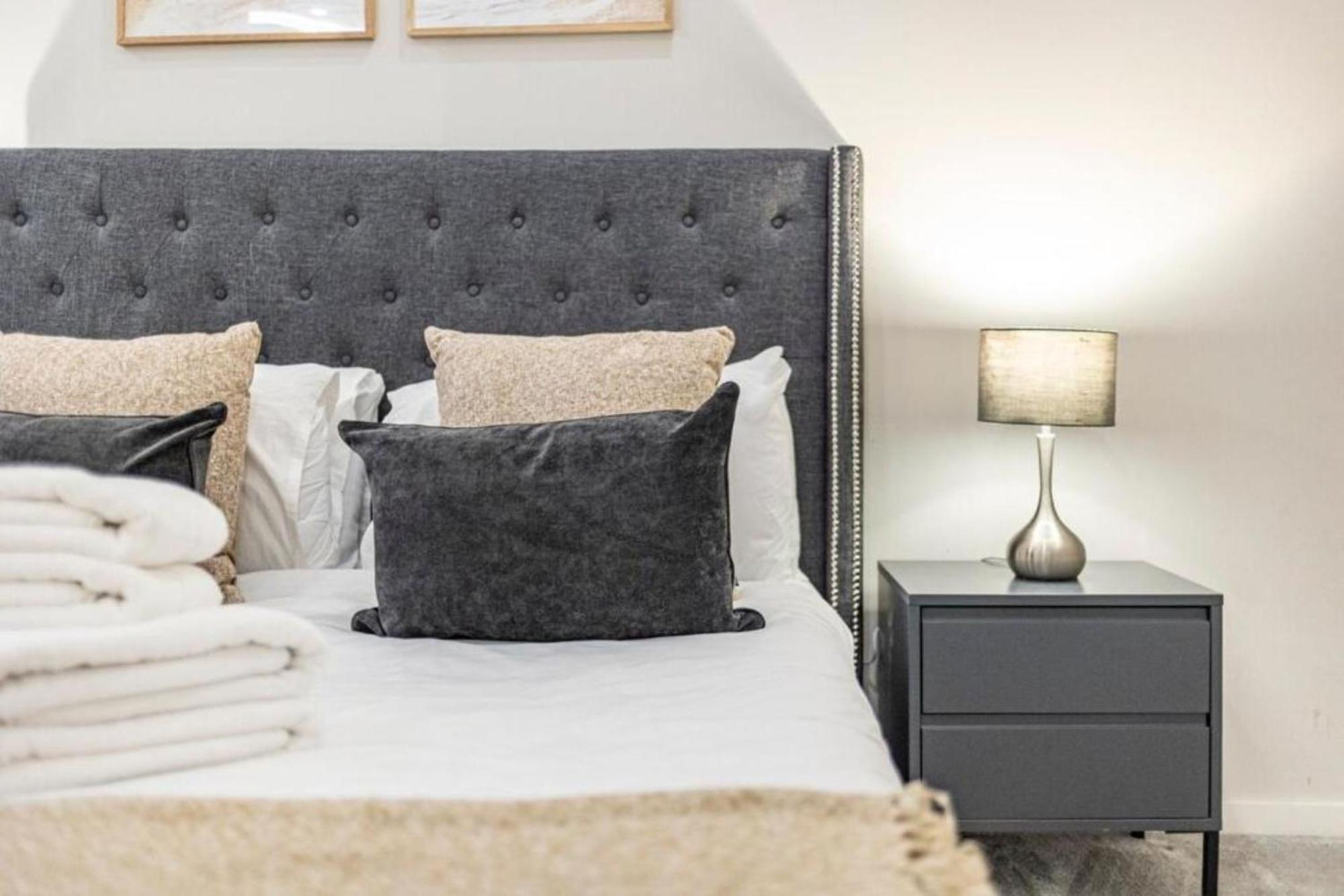 Modern Simplicity, Minimalist 2br Flat In Londra